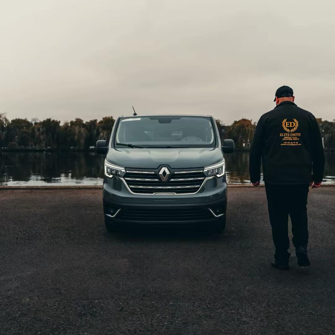 Chauffeur Elite Drive devant le véhicule